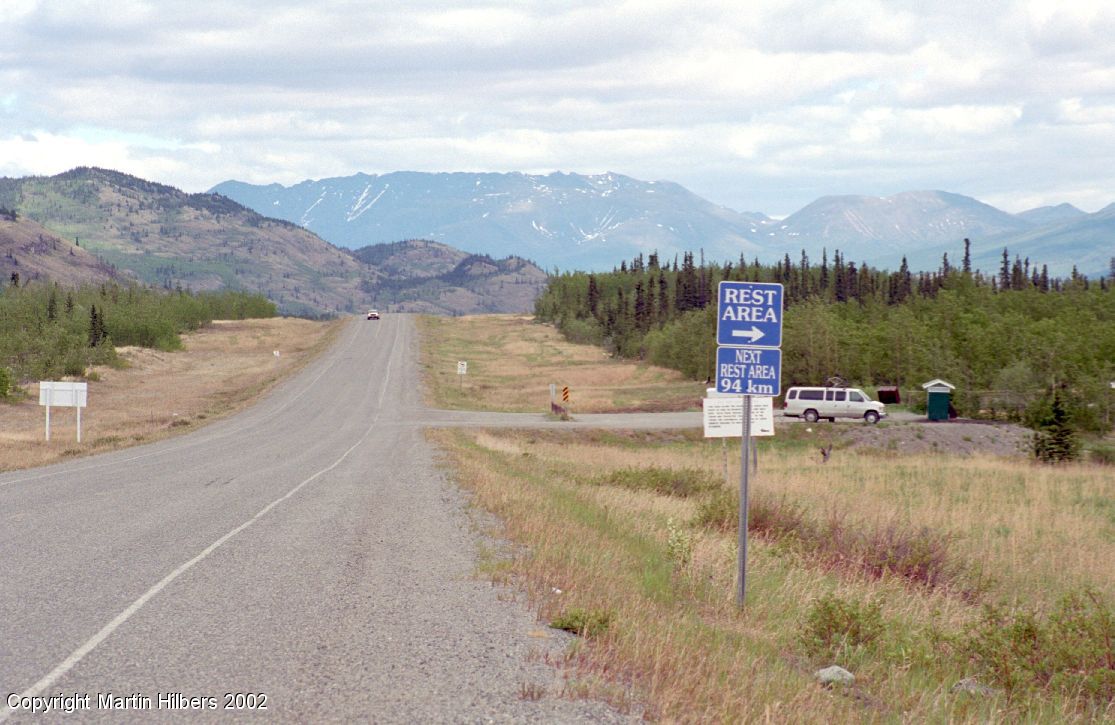 Alaska Highway : Haines Junction - Whitehorse / Lunch stop ahead. Click to see full size image