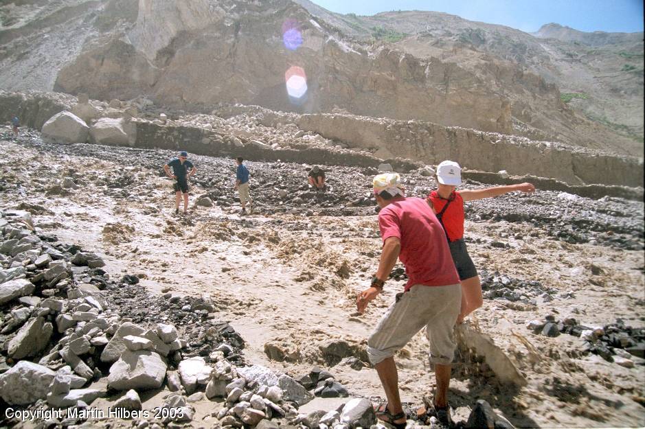 Indian Himalayas : Nako - Tabo / River crossing on foot. Click to see full size image