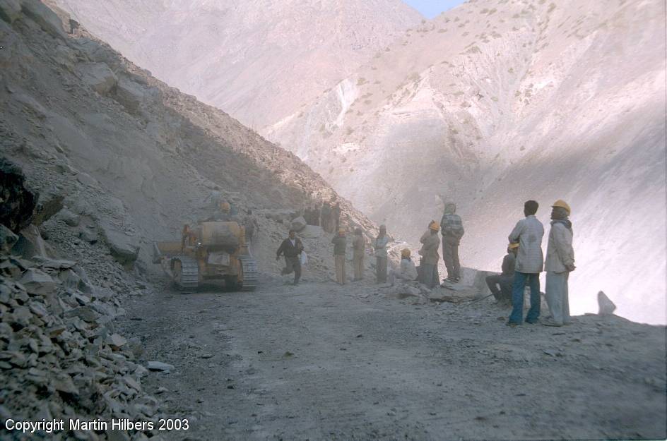Indian Himalayas : Rekon Peo - Puh / Landslide. Click to see full size image