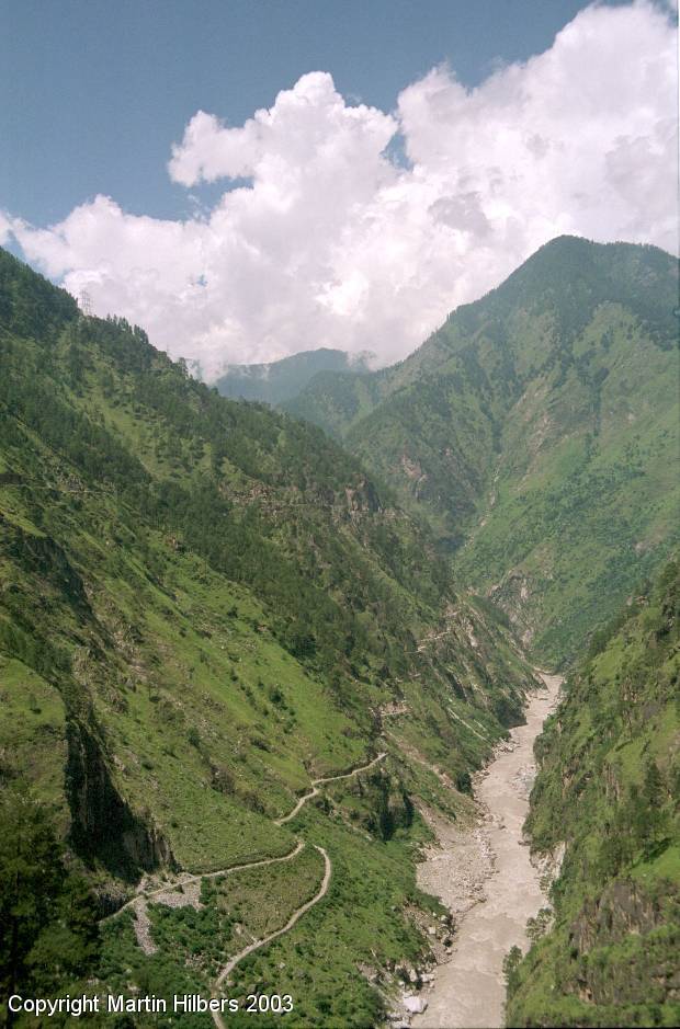 Indian Himalayas : Rampur - Rekong Peo / Sutlej River. Click to see full size image