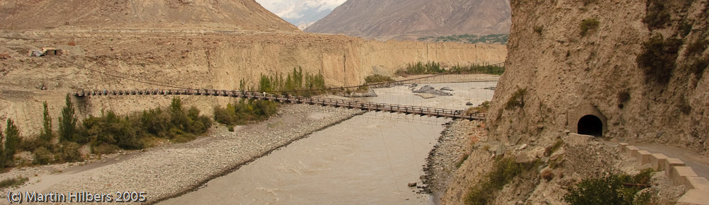 Karakoram Highway : Gilgit - Minapin / Crossing the Hunza near Gilgit. Click to see full size image