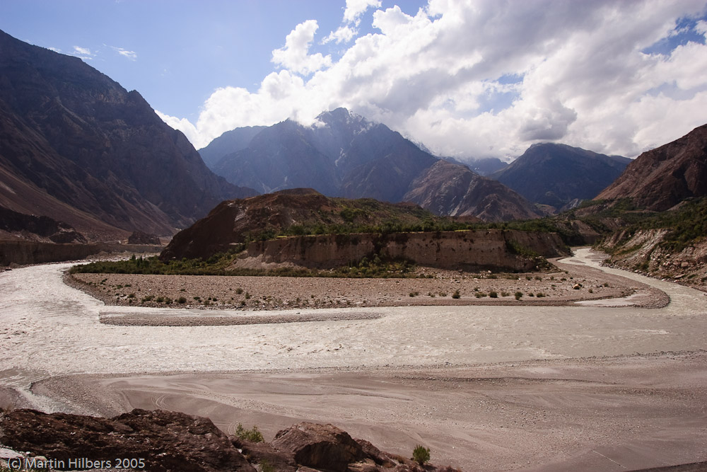 Karakoram Highway : Gilgit - Minapin / Bend in the Hunza river. Click to see full size image