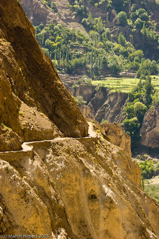 Karakoram Highway : Minapin - Karimabad / Road on the other side of the Hunza River. Click to see full size image