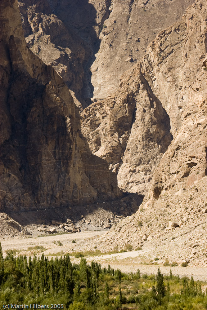 Karakoram Highway : Karimabad - Passu / The road ahead. Click to see full size image