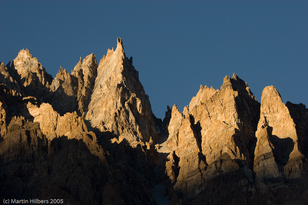 Karakoram Highway : Karimabad - Passu / Mountain peaks in evening sun. Click to see full size image
