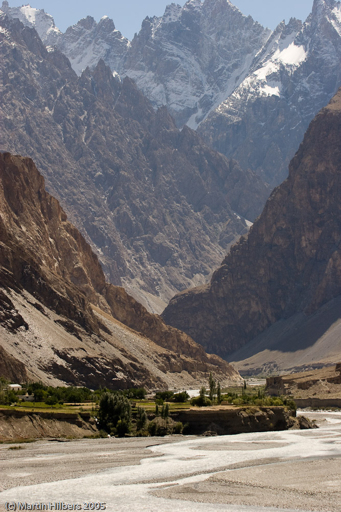 Karakoram Highway : Passu - Sost / View near old Sost. Click to see full size image