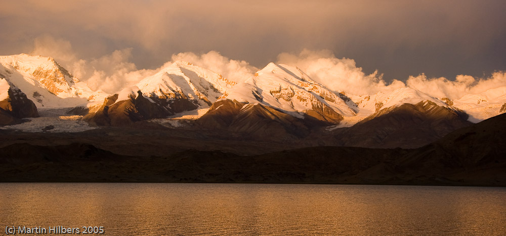 Karakoram Highway : Bejond Kara Kuli, Bus to Tashkurgan / Setting sun shining on Kungur Mountains. Click to see full size image