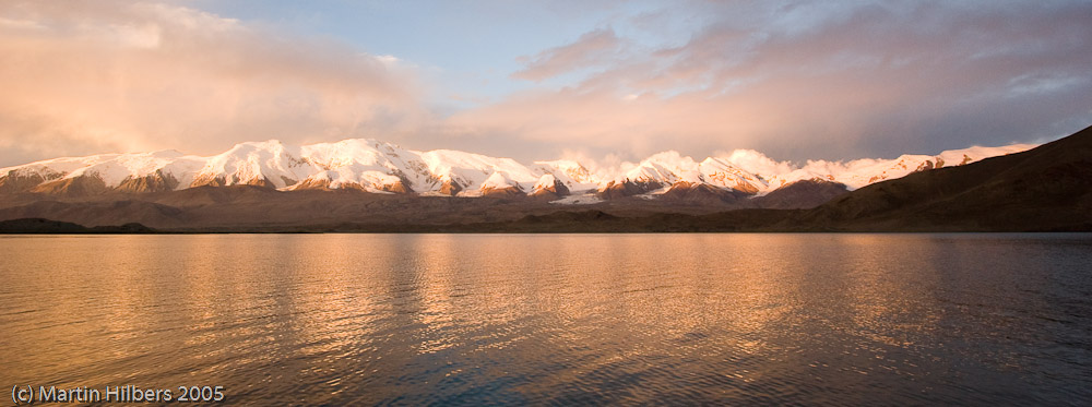 Karakoram Highway : Bejond Kara Kuli, Bus to Tashkurgan / Setting sun shining on Kungur Mountains. Click to see full size image