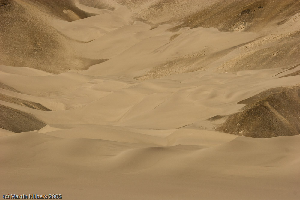 Karakoram Highway : Bus to Khunjerab, cycle to Sost / Sand dunes. Click to see full size image