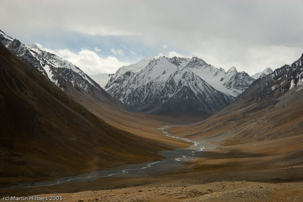 Karakoram Highway : Bus to Gilgit / View into a side valley. Click to see full size image