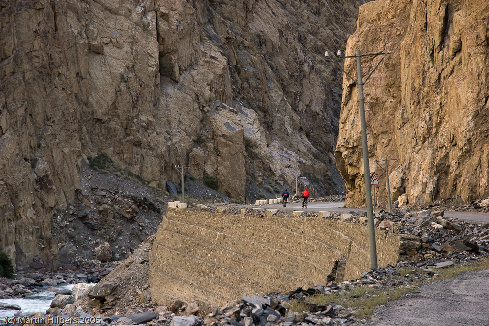 Karakoram Highway : Bus to Khunjerab, cycle to Sost / Descending from the Khunjerab Pass. Click to see full size image
