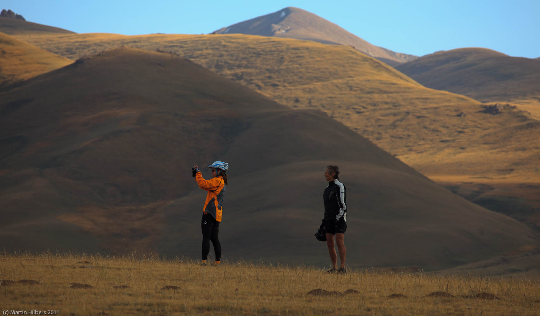 Kyrgyzstan: 25/8 (Kochkor) - Sary Bulak - Lakol / Taking pictures. Click to see full size image