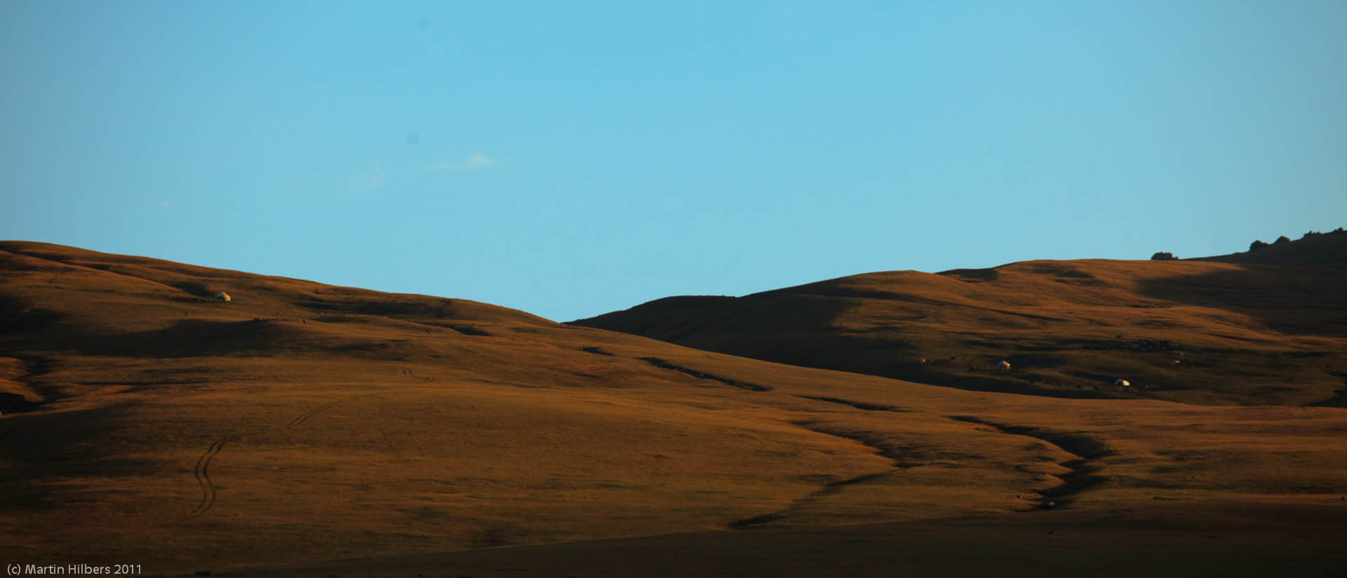 Kyrgyzstan: 25/8 (Kochkor) - Sary Bulak - Lakol / Yurts up in the mountains. Click to see full size image