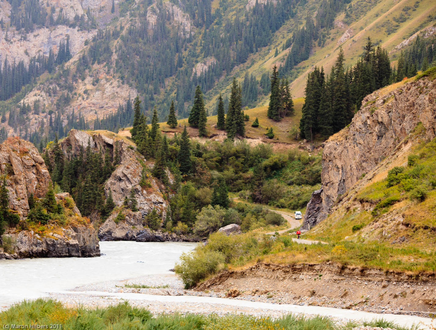 Kyrgyzstan: 27/8 Jeluu Suu - Eki Naryn / Up and down in the Eki Naryn Gorge. Click to see full size image