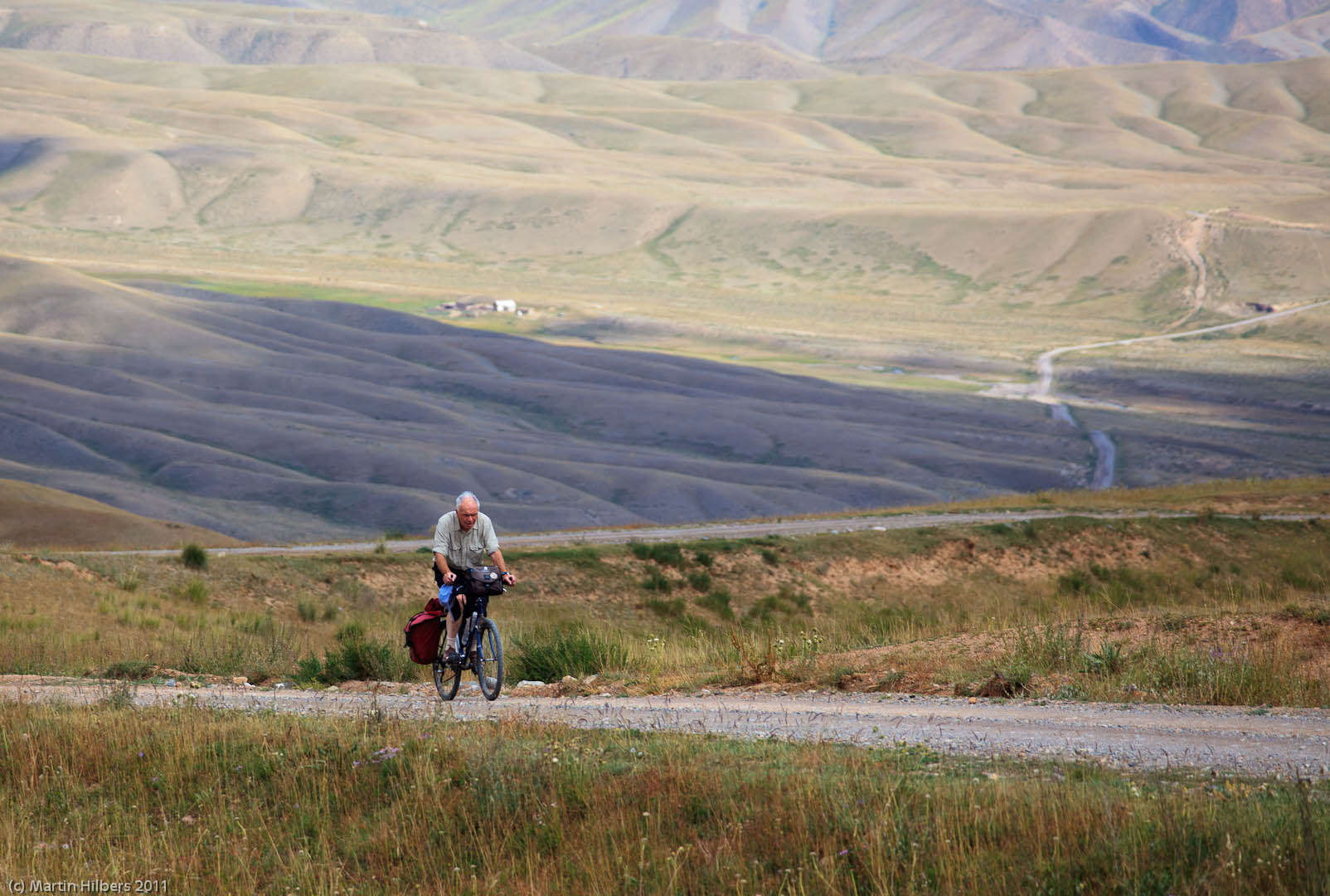 Kyrgyzstan: 31/8 Naryn - Song Kul / Climbing to the first pass of the day. Click to see full size image