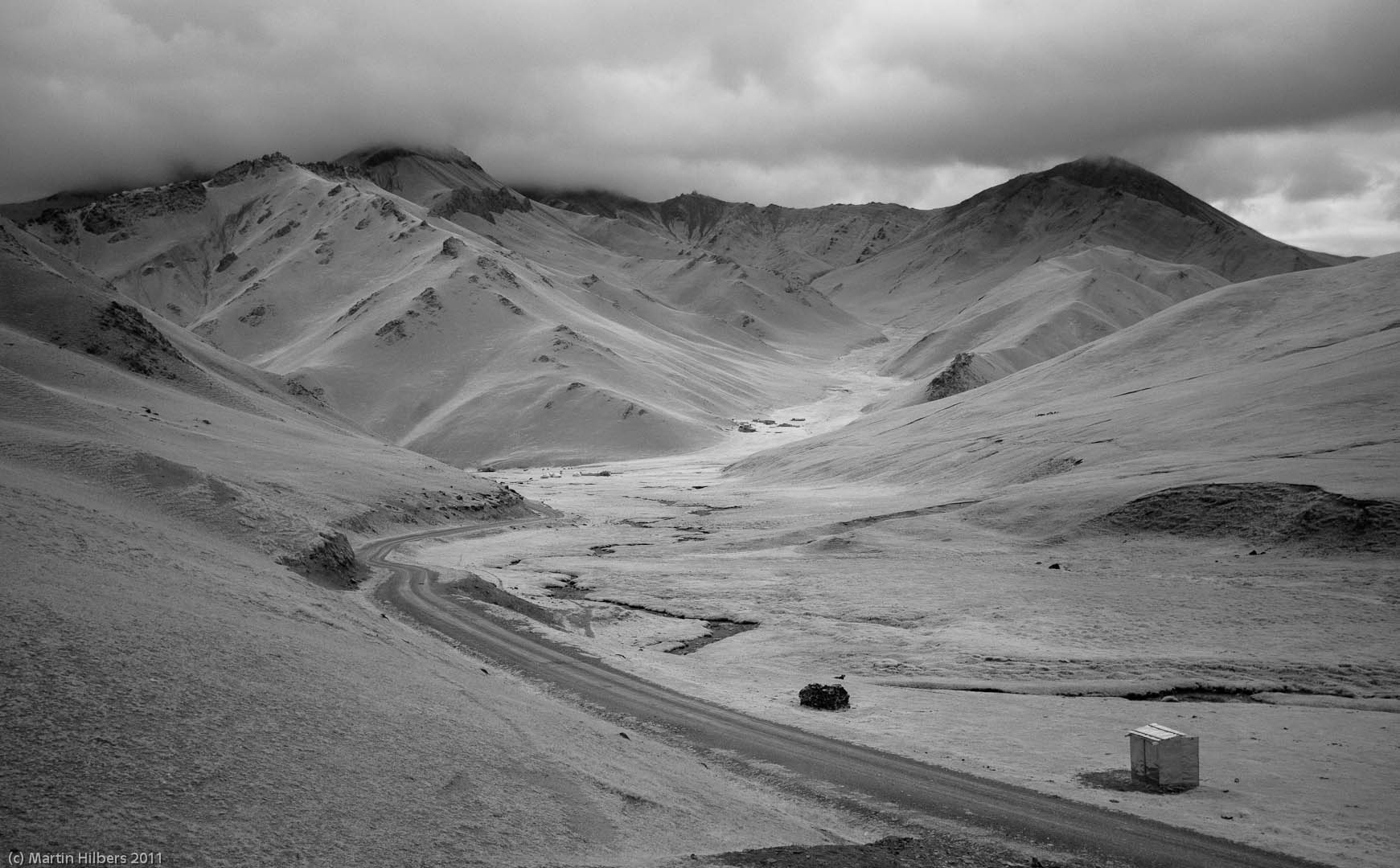 Kyrgyzstan: 30/8 Bus Tash Rabat - Naryn / Tash Rabat valley (IR Image). Click to see full size image