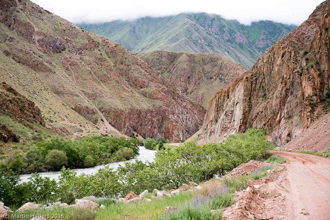 Kyrgyzstan: 22/06 Kojomkul - Kyzyl Oi / Road to Kyzyl Oi. Click to see full size image