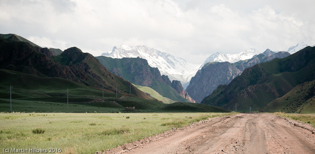 Kyrgyzstan: 23/06 Kyzyl Oi towards Kara Keche pass / Amazing mountains on the road to Kara Keche. Click to see full size image