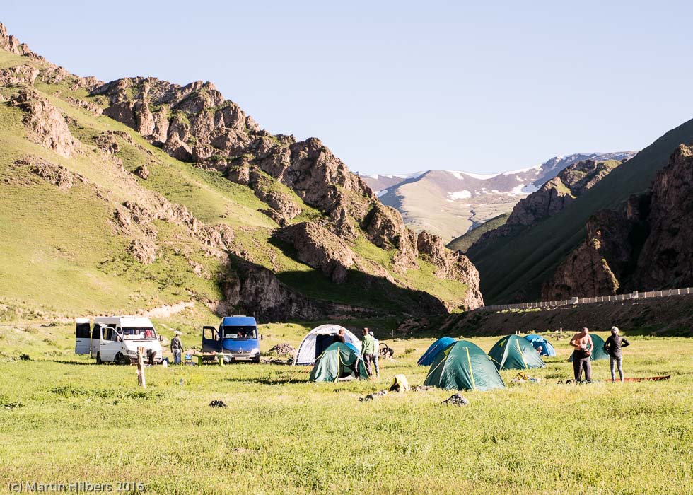 Kyrgyzstan: 25/06 Over Kalmak Asho towards Dolon Pass / Camping before the Dolon Pass. Click to see full size image