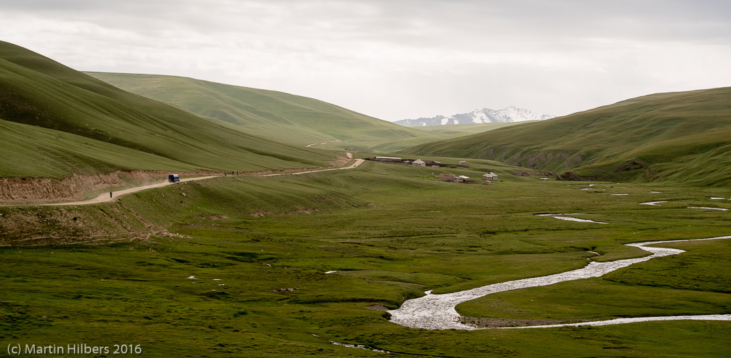 Kyrgyzstan: 26/06 Across Dolon Pass into Solton Sary Valley / Cycling up the valley. Click to see full size image