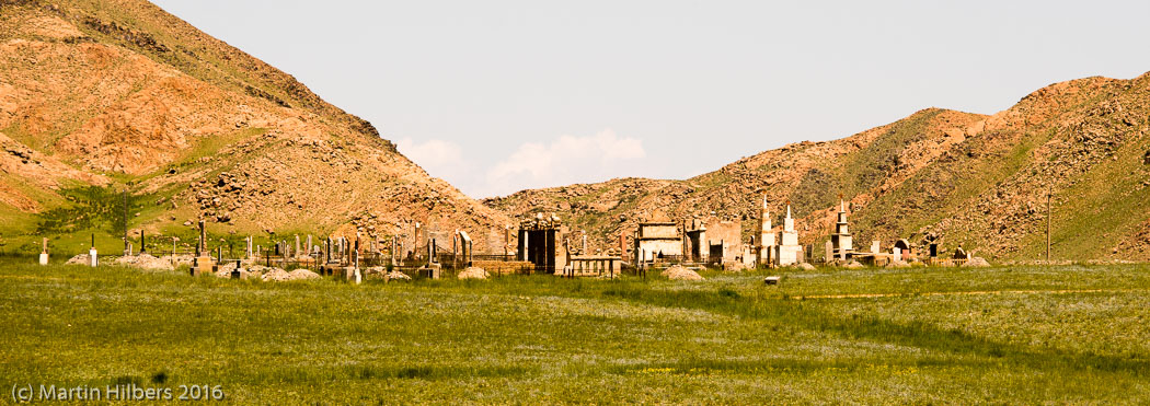 Kyrgyzstan: 29/06 Across Ala Bash Pass to Yurt came near Temir Kanat / Kyrgyz cemetery. Click to see full size image