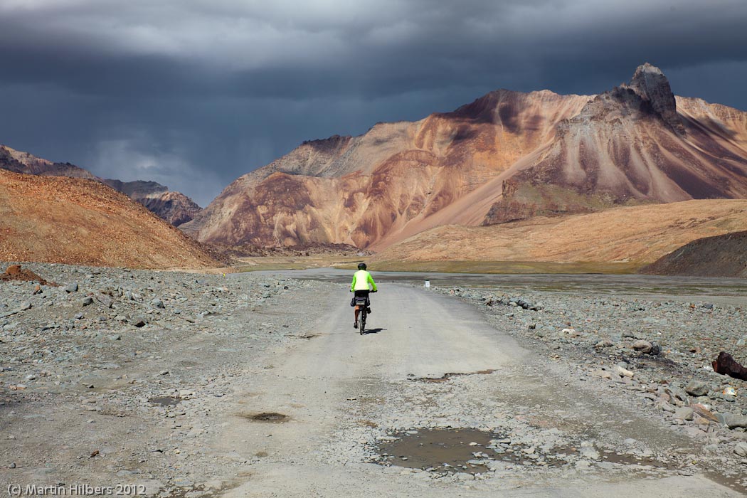 Ladakh: 24/8 Baralacha La / Baralacha La - decending further. Click to see full size image