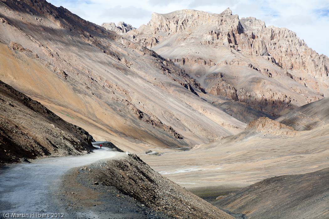 Ladakh: 25/8 Lachlung La / Descending from Lachlung La. Click to see full size image