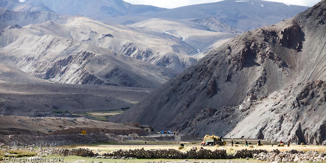 Ladakh: 28/8 Visit Thikse / Harvest time in Rumptse. Click to see full size image