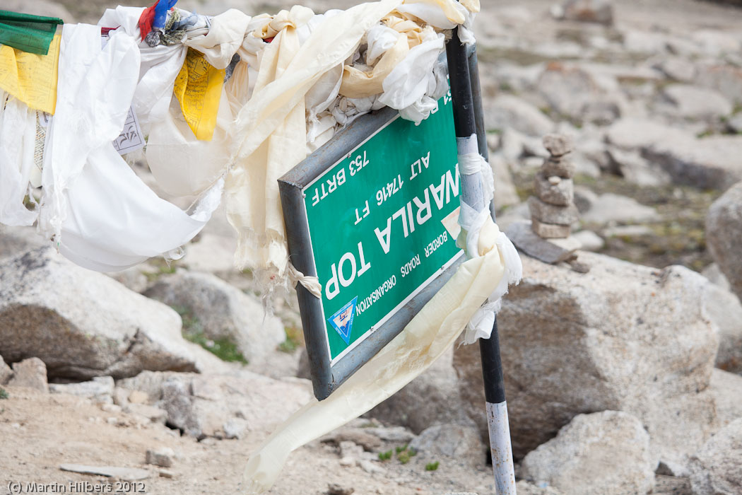 Ladakh: 30/8 Wari La / The Wari La top sign needs repair. Click to see full size image