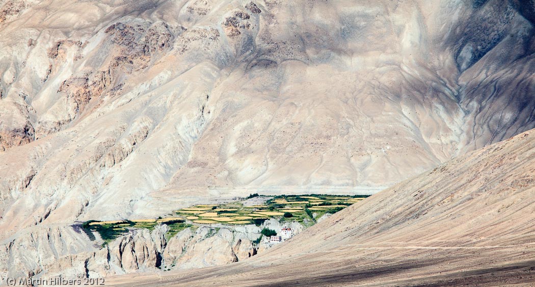 Ladakh: 30/8 Wari La / Glimpse of Thanggyar Gompa and its fields. Click to see full size image