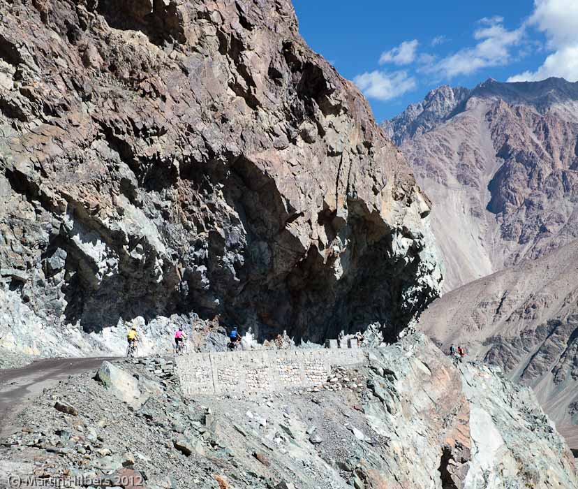 Ladakh: 31/8 Agham - Khalsar / Riding above the Shyok river. Click to see full size image