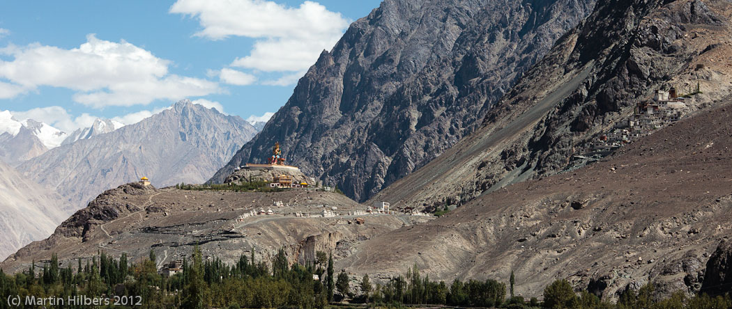 Ladakh: 1/9 Khalsar - Hunder vv / Diskit Gompa and Bhudda. Click to see full size image