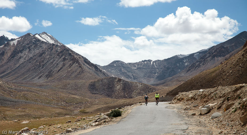 Ladakh: 2/9 Khardung La / Continuing towards Khardum La. Click to see full size image