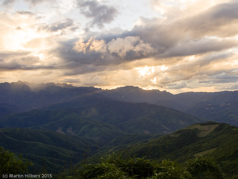 Laos: 9/11 Luong Prabang - Kiew Kachan / Kiev Kachan Sunset. Click to see full size image