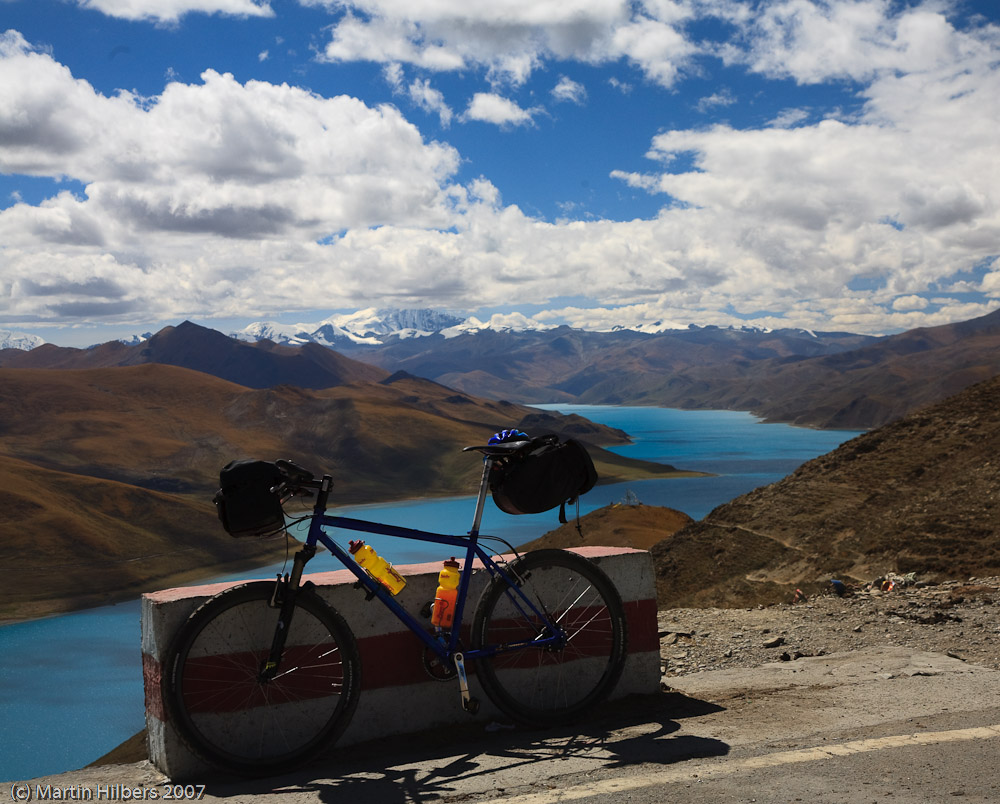 Lhasa Kathmandu : Kamba La / View on top of Kamba La. Click to see full size image