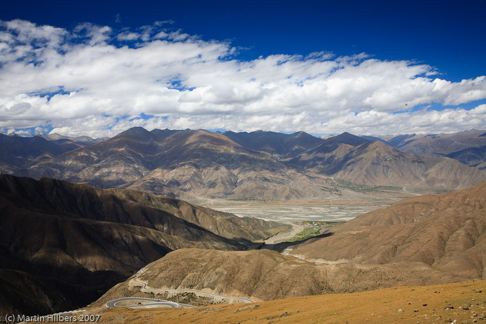 Lhasa Kathmandu : Kamba La / View descending from Kamba La to Gampa. Click to see full size image