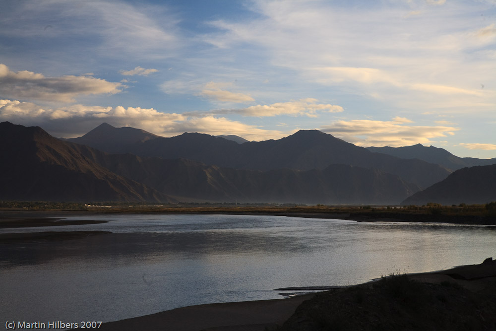 Lhasa Kathmandu : Gampa - Shangpa / Tsango (Brahmaputra) in the morning. Click to see full size image