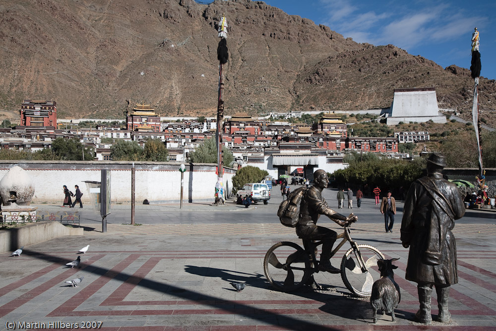 Lhasa Kathmandu : Shigatze - Gyantse - Shigatze / Shigatze - Monument for the unknown cyclist. Click to see full size image