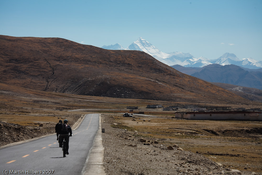Lhasa Kathmandu : Dropu - Lolo / First sight of Mt Everest. Click to see full size image