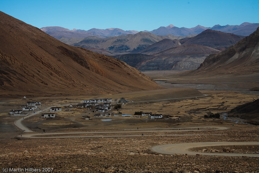 Lhasa Kathmandu : Lolo - Phadruk / Climbing Pang La. Click to see full size image
