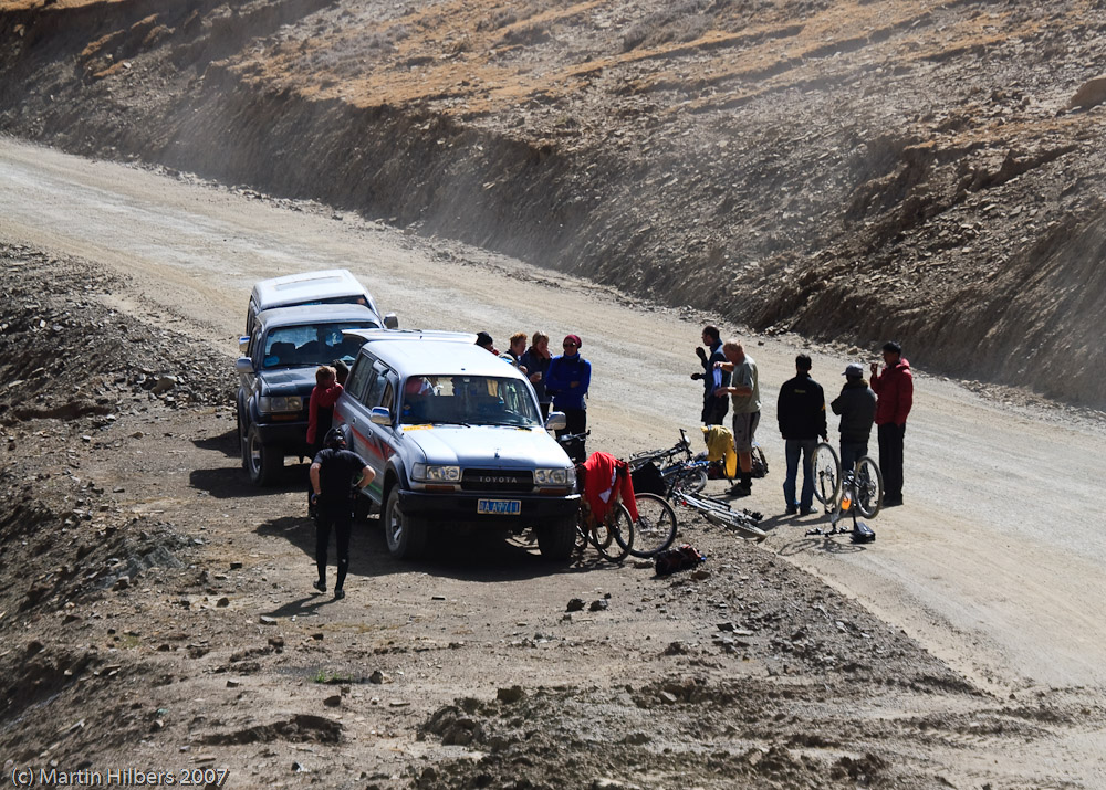 Lhasa Kathmandu : Lolo - Phadruk / Banana break on the way to Pang La. Click to see full size image
