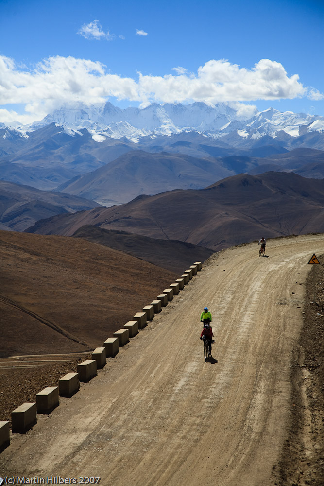 Lhasa Kathmandu : Lolo - Phadruk / Descending Pang La. Click to see full size image