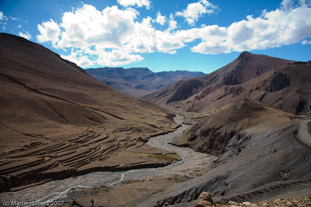 Lhasa Kathmandu : Lolo - Phadruk / View descending Pang La. Click to see full size image