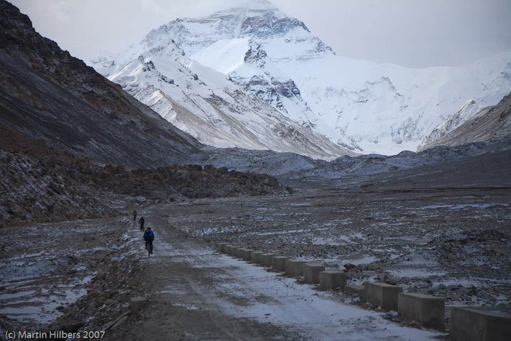 Lhasa Kathmandu : Rongbuk - Everest Base Camp / On the road to Everest Base Camp. Click to see full size image