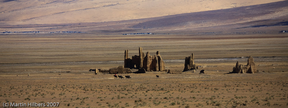 Lhasa Kathmandu : Tsamda - Lalung Chu / More ruins with locals. Click to see full size image