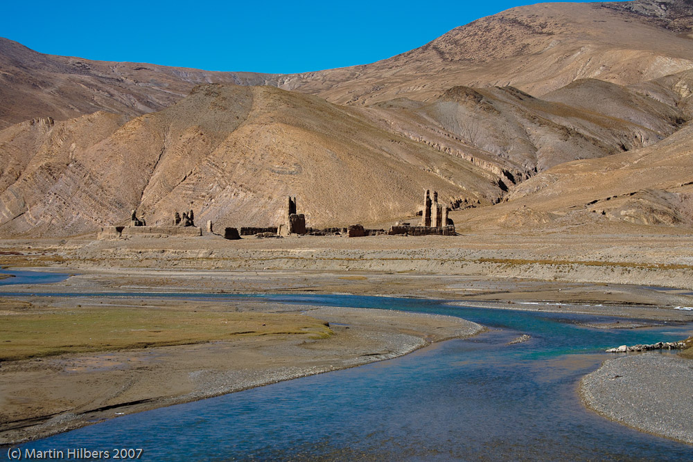 Lhasa Kathmandu : Tsamda - Lalung Chu / Another ruined castle. Click to see full size image