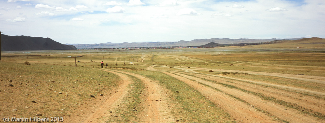 Mongolia: 13/6 Erdenetsogt - Bayankhongor / Which track is the road to Bayankhongor ?. Click to see full size image