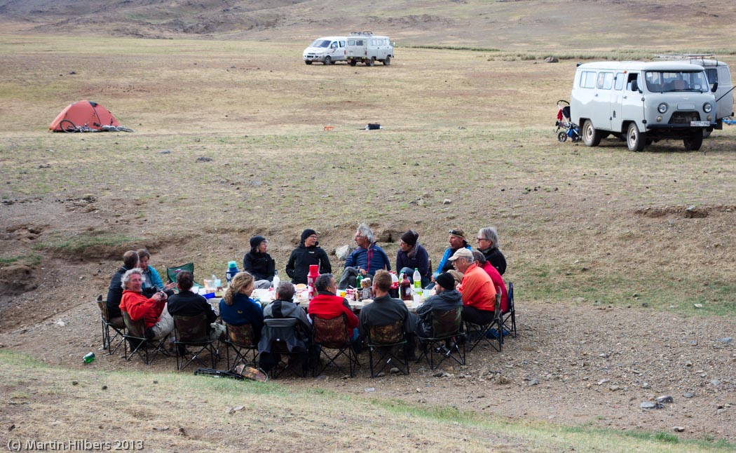 Mongolia: 14/6 Bayankhongor - Khairkhandulaan (sum) / Dinnertime. Click to see full size image