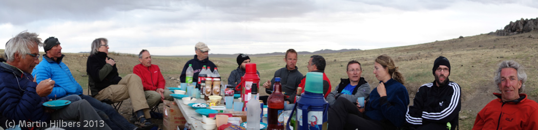 Mongolia: 14/6 Bayankhongor - Khairkhandulaan (sum) / Dinnertime. Click to see full size image