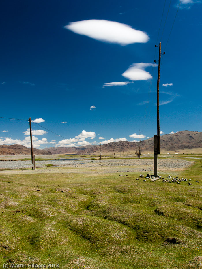 Mongolia: 13/6 Erdenetsogt - Bayankhongor / Power lifeline to Erdentsogt. Click to see full size image